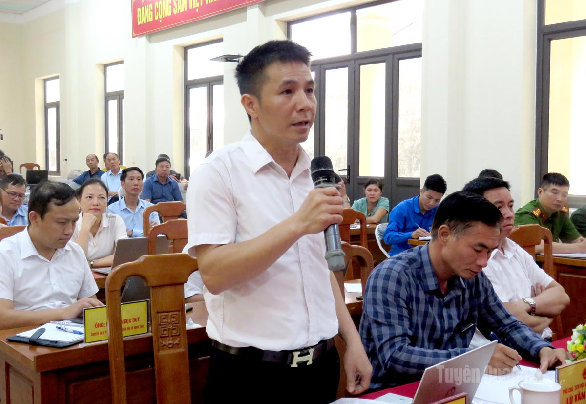 Cử tri xã Khuôn Lùng trình bày ý kiến đề xuất, kiến nghị tại buổi tiếp xúc.