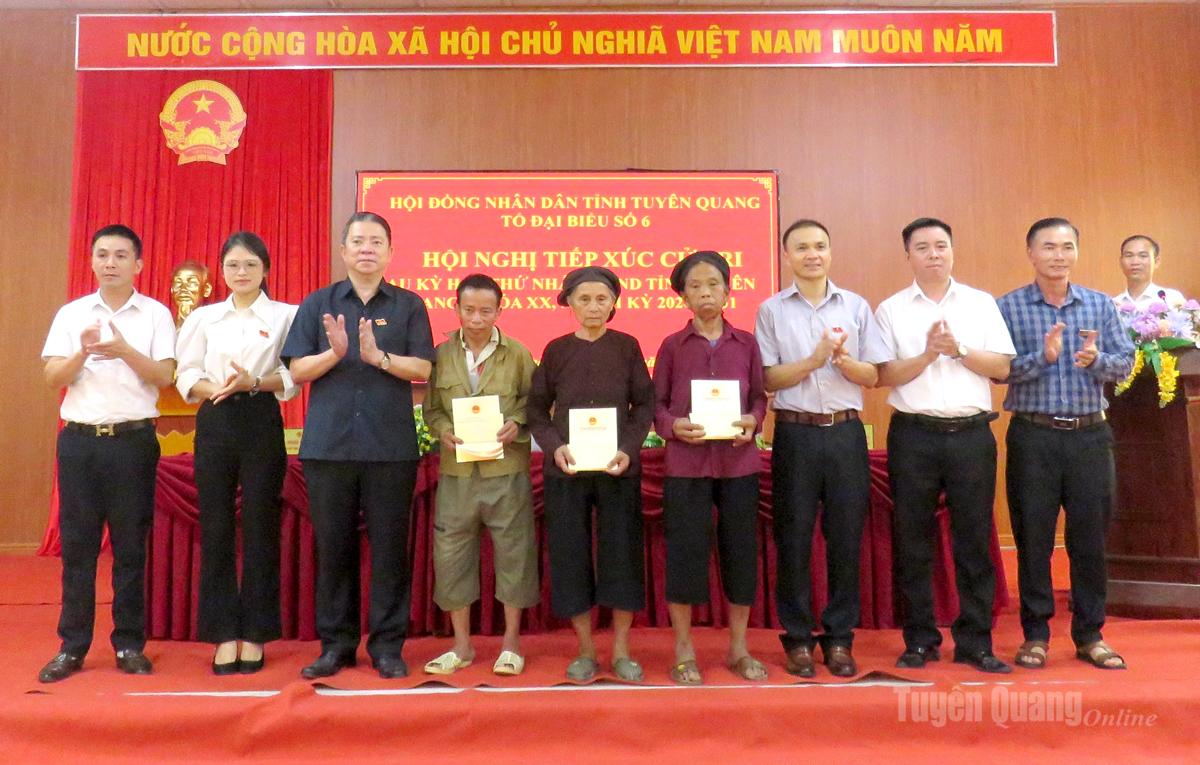 Tổ đại biểu số 5 HĐND tỉnh tặng quà cho hộ nghèo xã Khuôn Lùng.