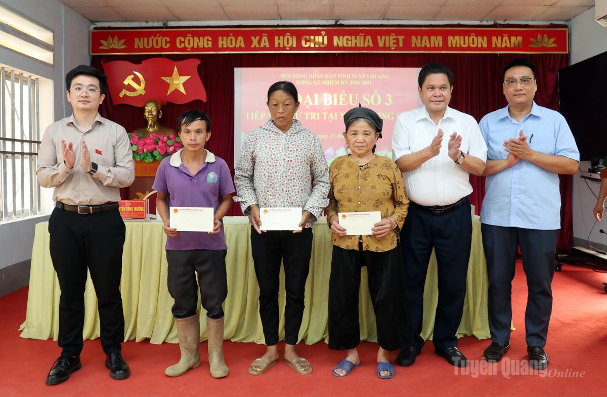 Tổ đại biểu số 3 HĐND tỉnh trao tặng 3 suất quà cho 3 hộ gia đình có hoàn cảnh đặc biệt khó khăn trên địa bàn xã Thượng Sơn.