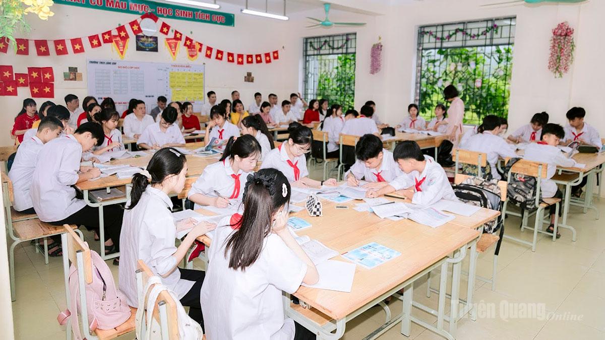 Tiết ôn thi Khoa học tự nhiên theo hình thức thảo luận nhóm, giúp học sinh củng cố kiến thức, rèn kỹ năng làm bài.