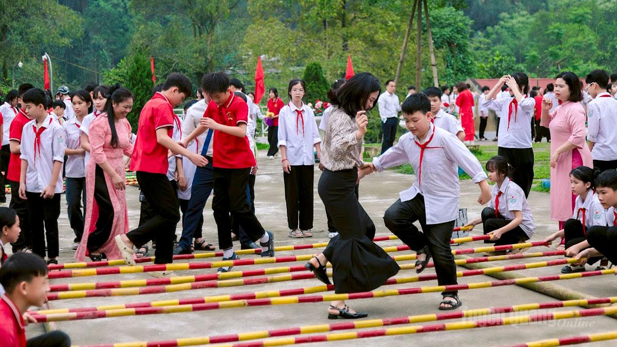 Học sinh và giáo viên tham gia các trò chơi dân gian trong hoạt động trải nghiệm.