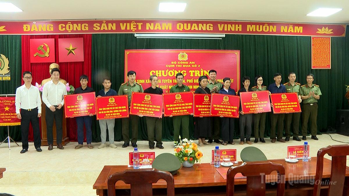 Lãnh đạo Cục kỹ thuật nghiệp vụ, lãnh đạo các đơn vị trong cụm thi đua số 2, lãnh đạo Công an tỉnh và đại diện mạnh thường quân trao hỗ trợ tiền làm nhà cho 8 hộ gia đình.