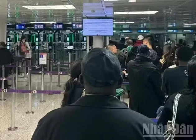 Passengers queue for immigration at Charles de Gaulle Airport, France. (Photo: Nhan Dan)
