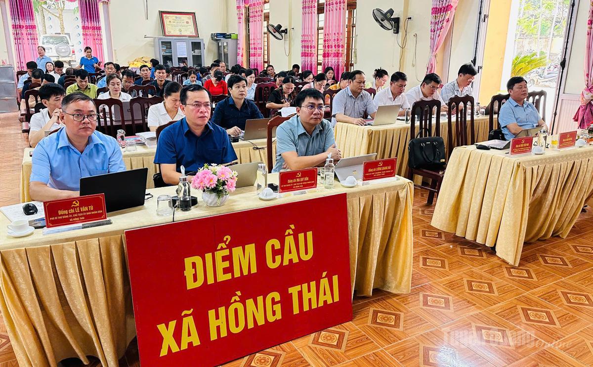 Đại biểu dự hội nghị tại điểm cầu xã Hồng Thái. Ảnh: Quốc Việt