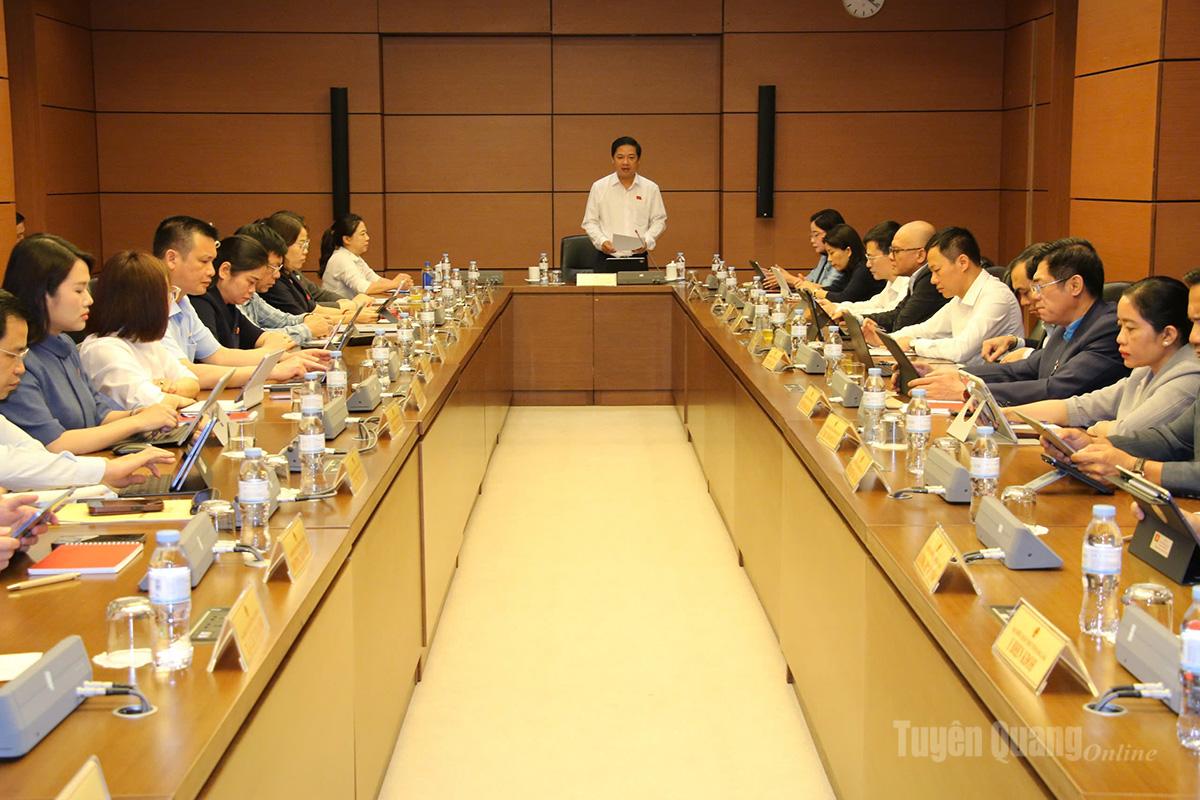 Đoàn đại biểu Quốc hội tỉnh Tuyên Quang và các tỉnh tham gia thảo luận tại tổ 16.