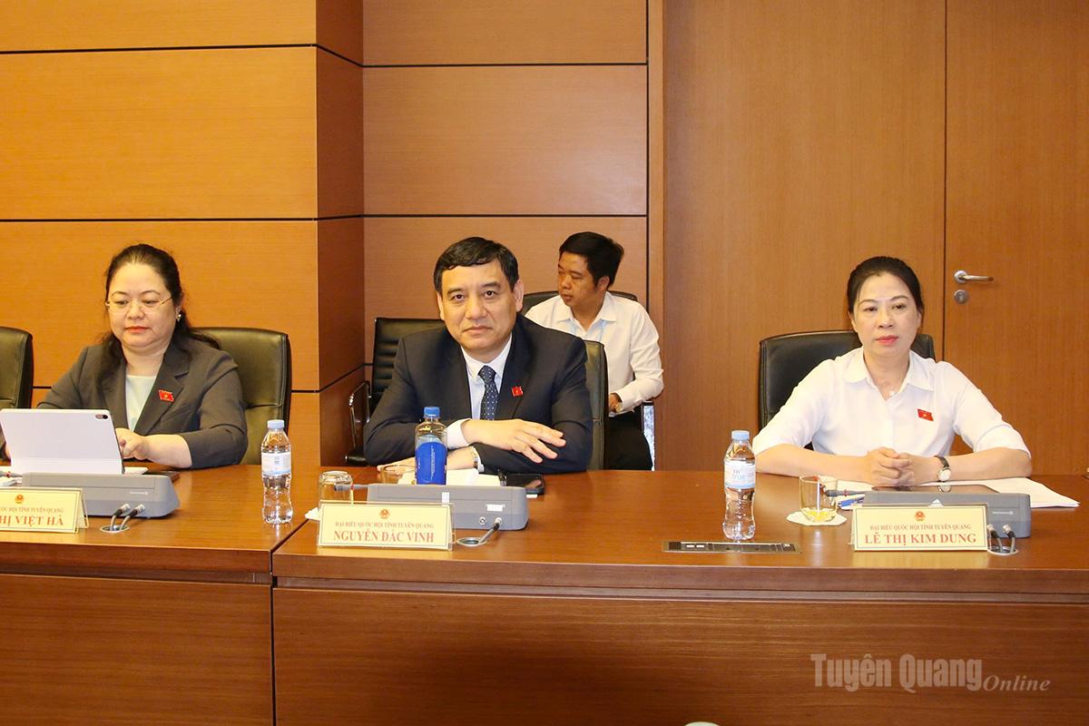 Đồng chí Lê Thị Kim Dung, Phó Bí thư Thường trực Tỉnh ủy, Trưởng đoàn ĐBQH tỉnh Tuyên Quang khóa XVI và đại biểu tham gia tổ thảo luận số 16.