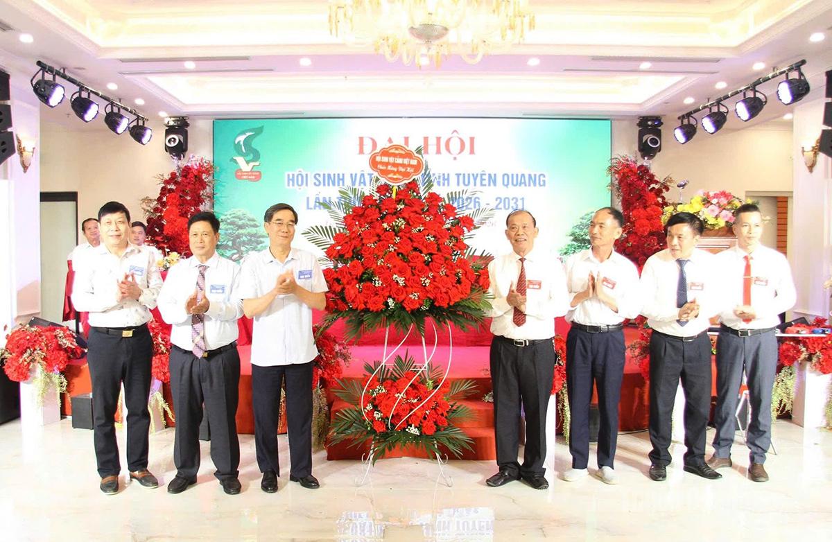 Lãnh đạo Hội Sinh vật cảnh Việt Nam tặng hoa chúc mừng Đại hội.