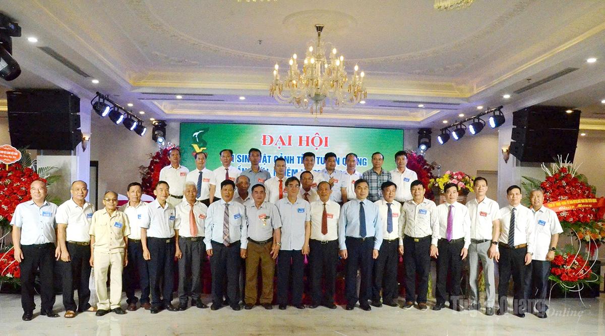 Các đồng chí lãnh đạo Hội Sinh vật cảnh Việt Nam và lãnh đạo tỉnh chúc mừng Ban Chấp hành Hội Sinh vật cảnh tỉnh khóa I.