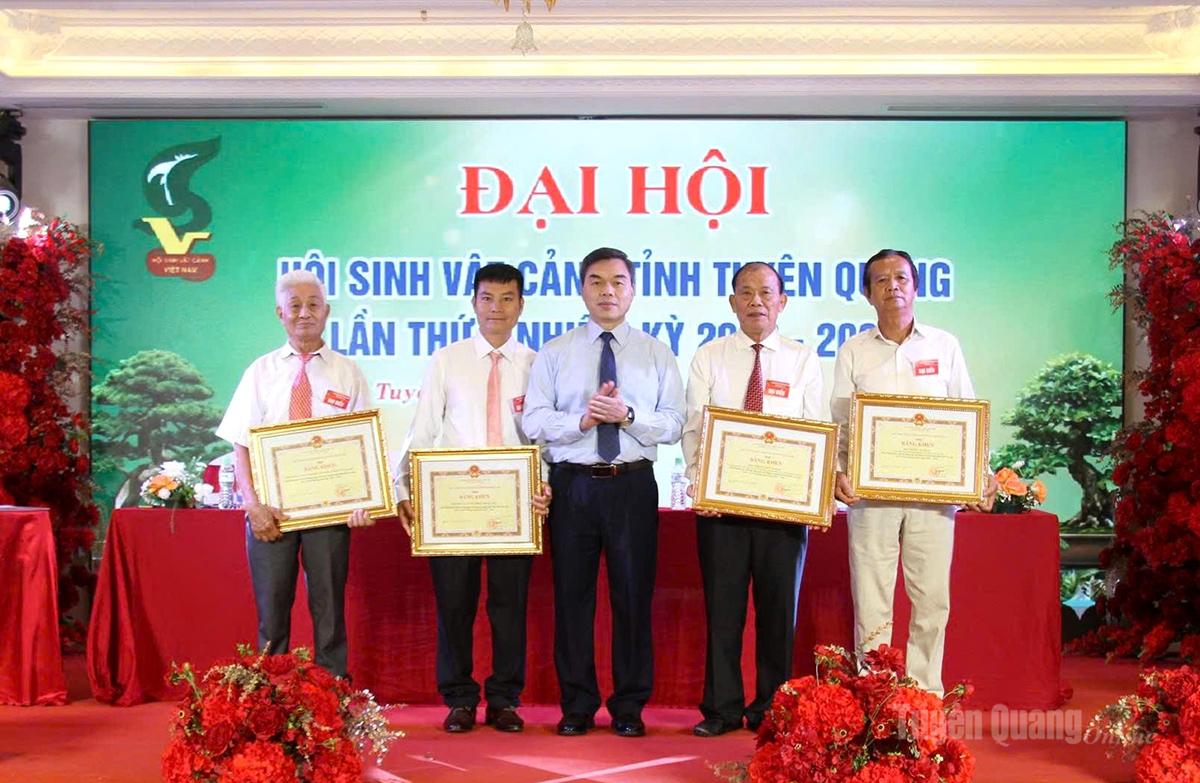 Đồng chí Ma Thế Hồng, Phó Bí thư Tỉnh ủy, Chủ tịch Ủy ban MTTQ Việt Nam tỉnh trao Bằng khen của Chủ tịch UBND tỉnh cho Tập thể, cá nhân có thành tích xuất sắc trong hoạt động và phát triển Hội Sinh vật cảnh tỉnh.