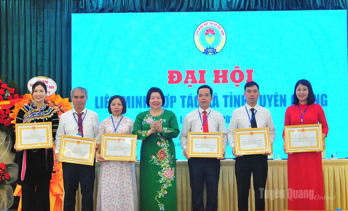 Đồng chí Cao Xuân Thu Vân, Chủ tịch Liên minh Hợp tác xã Việt Nam tặng Bằng khen cho các tập thể, cá nhân có thành tích xuất sắc trong phát triển kinh tế tập thể giai đoạn 2020-2025.