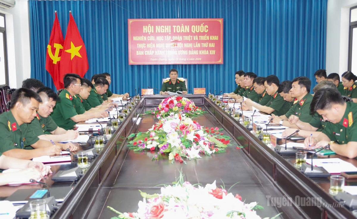 Đại tá Nguyễn Hoài Nam, Ủy viên BCH Đảng bộ tỉnh, Chính uỷ Bộ CHQS tỉnh chủ trì hội nghị tại điểm cầu Bộ CHQS tỉnh. Ảnh: Thùy Lê