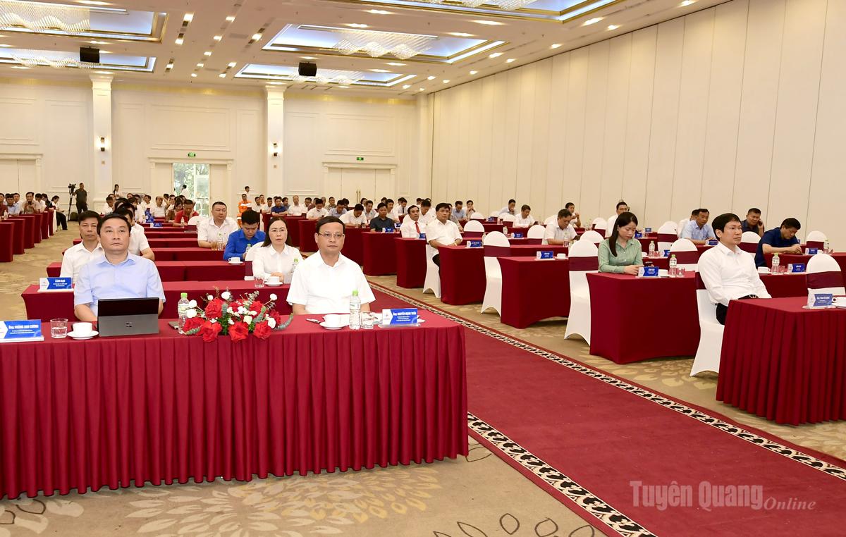 Đồng chí Nguyễn Mạnh Tuấn, Ủy viên Ban Thường vụ Tỉnh ủy, Phó Chủ tịch Thường trực UBND tỉnh và các đại biểu dự hội nghị.