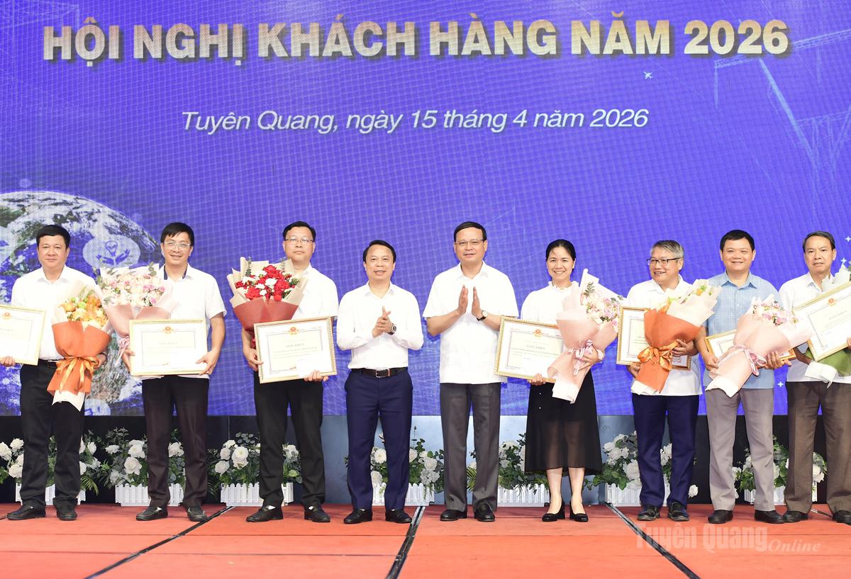 Đồng chí Nguyễn Mạnh Tuấn, Ủy viên Ban Thường vụ Tỉnh ủy, Phó Chủ tịch Thường trực UBND tỉnh và lãnh đạo Công ty Điện lực Tuyên Quang trao Giấy khen cho các đơn vị.