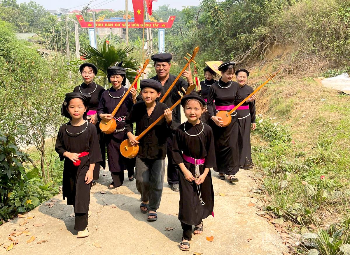 Các thành viên CLB hát Then, đàn Tính thôn Đồng Tày, xã Xuân Vân, tỉnh Tuyên Quang.