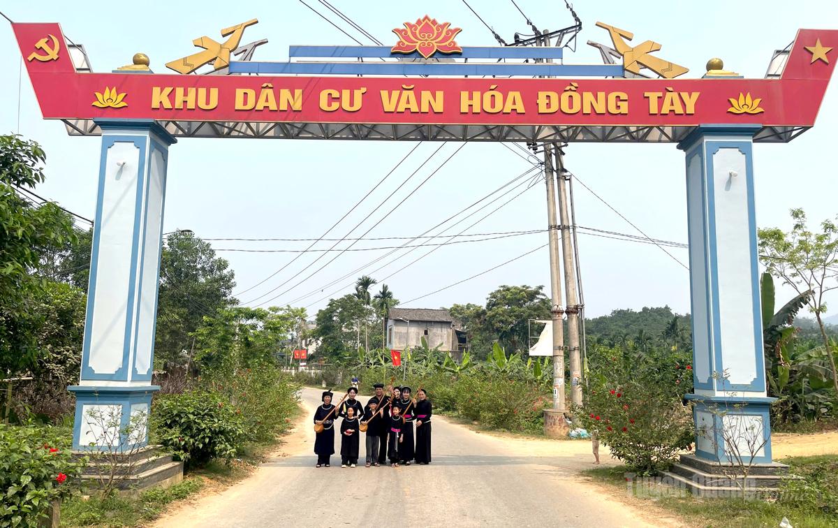 CLB hát Then, đàn Tính thôn Đồng Tày góp phần giữ gìn bản sắc văn hóa dân tộc ở khu dân cư.