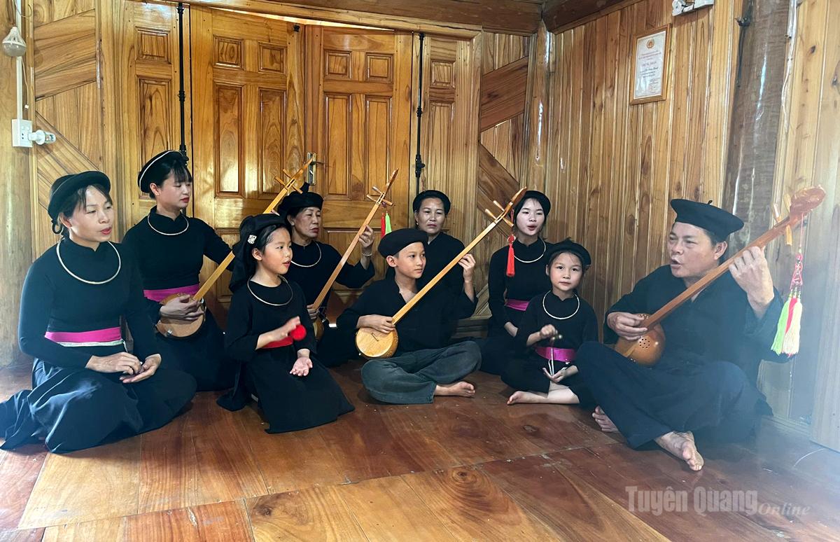 Anh Lương Văn Cường, Chủ nhiệm CLB hát Then, đàn Tính thôn Đồng Tày hướng dẫn các thành viên tập luyện.