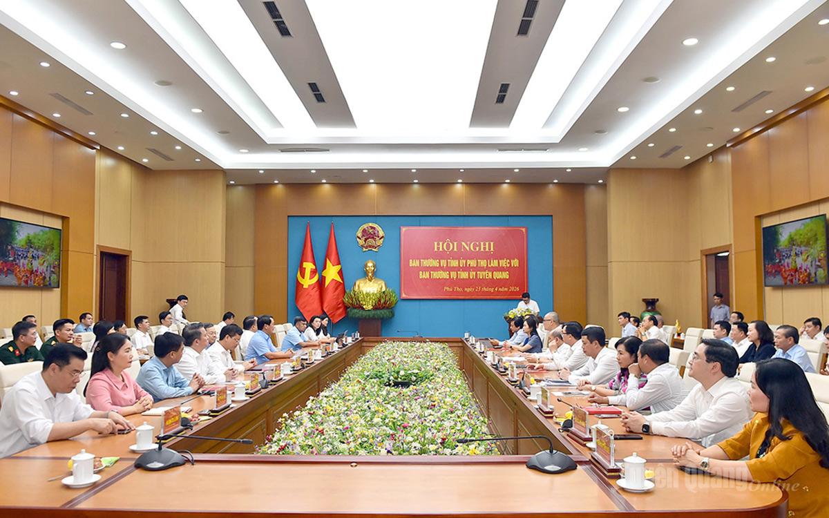 Toàn cảnh hội nghị giữa Ban Thường vụ Tỉnh ủy Tuyên Quang và Ban Thường vụ Tỉnh ủy Phú Thọ.