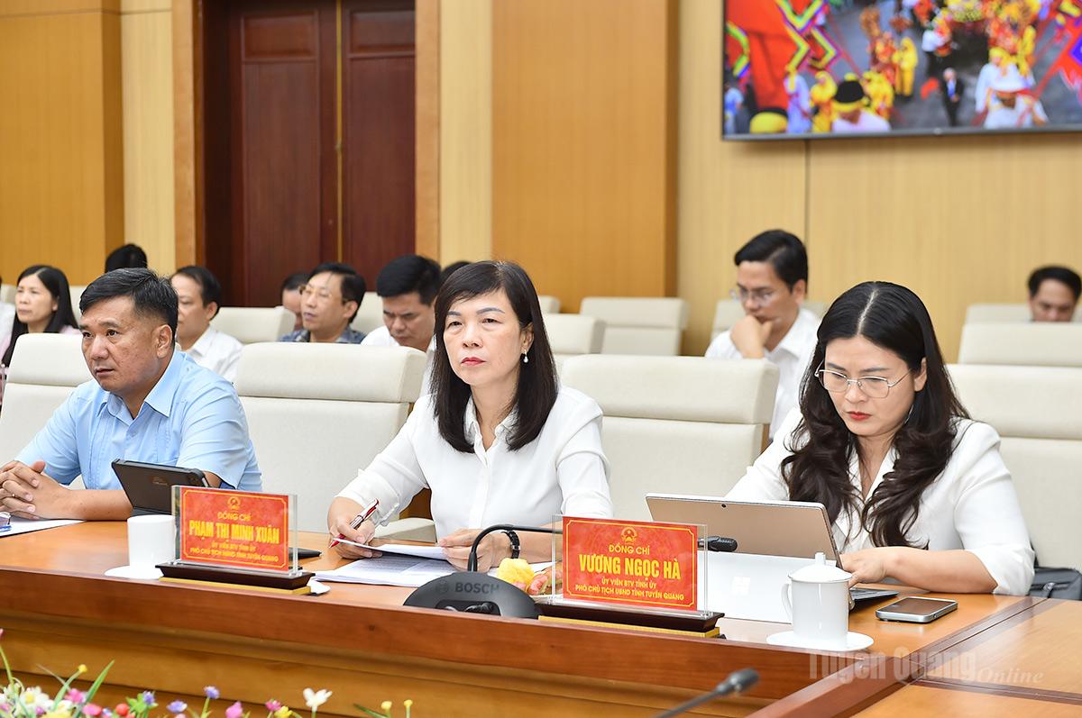 Các đồng chí lãnh đạo HĐND, UBND tỉnh tại hội nghị.