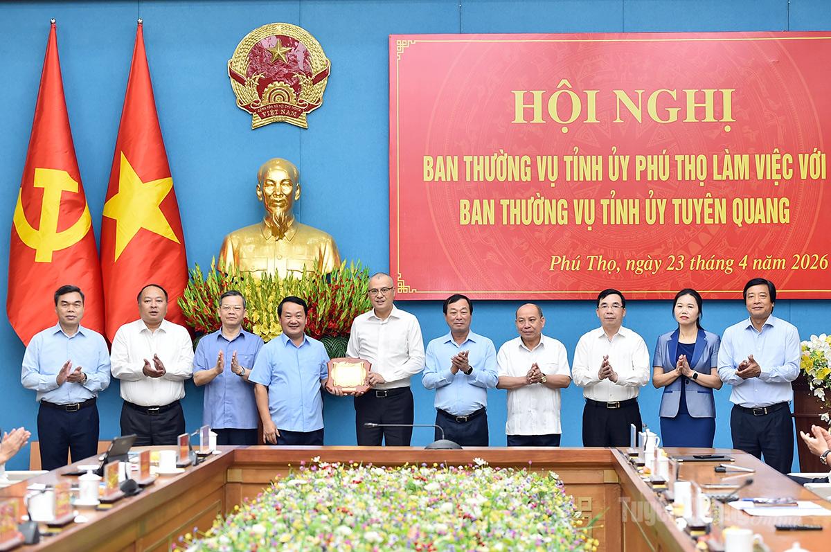 Các đồng chí Thường trực Tỉnh ủy Phú Thọ tặng quà cho tỉnh Tuyên Quang.