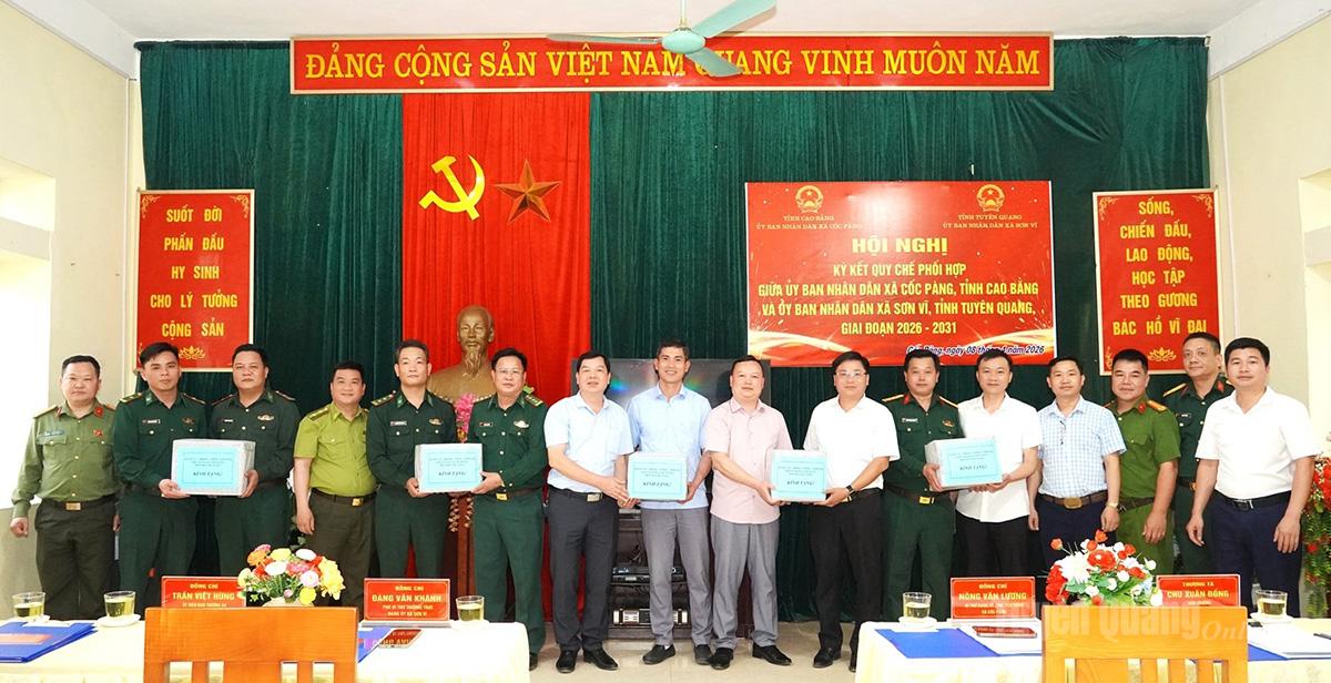 Lãnh đạo và các lực lượng 2 địa phương trao quà lưu niệm tại hội nghị ký kết Quy chế phối hợp giữa xã Cốc Pàng và xã Sơn Vĩ.
