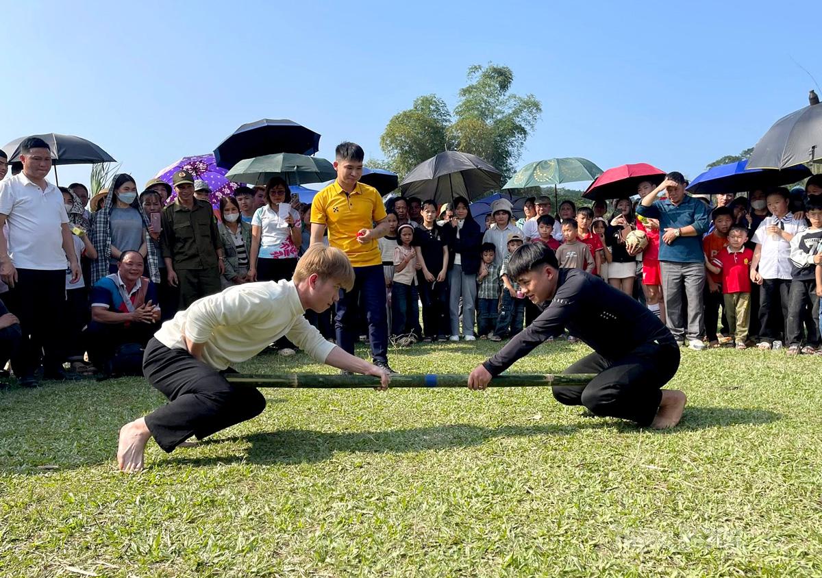 Athletes compete in stick-pushing at the Long Tong Festival in Bn Ho hamlet, Kien Dai Commune.
