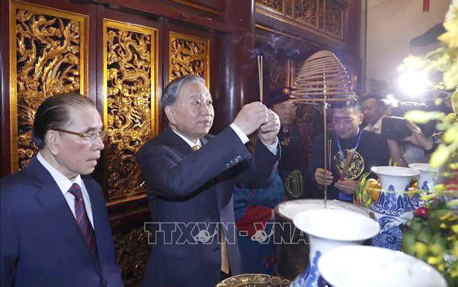 Trang nghiêm Lễ dâng hương tưởng niệm các Vua Hùng trên đỉnh núi Nghĩa Lĩnh