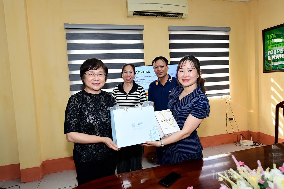 Lãnh đạo Sở Nông nghiệp và Nông thôn Khu tự trị dân tộc Choang Quảng Tây, Trung Quốc tặng quà cho Công ty Cổ phần chè Mỹ Lâm.