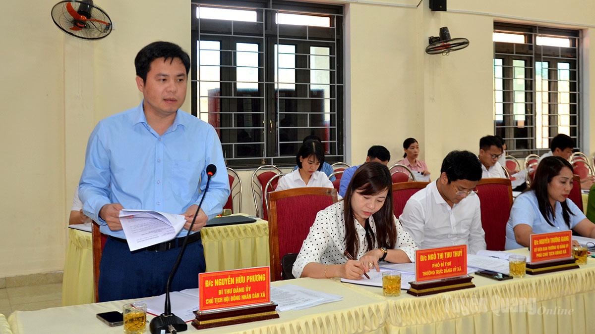 Lãnh đạo Đảng uỷ xã Nhữ Khê báo cáo tình hình thực hiện nghị quyết đảng bộ các cấp trên địa bàn xã.