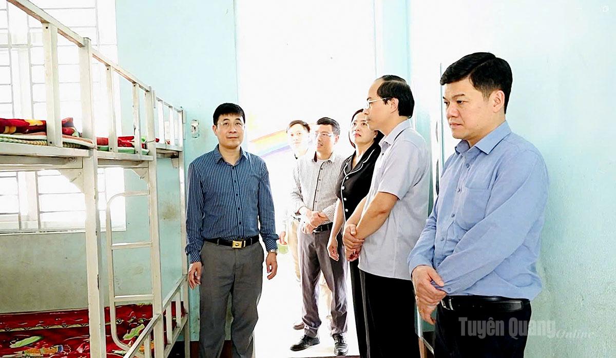 Đoàn công tác kiểm tra cơ sở vật chất tại trường Phổ thông Dân tộc bán trú Tiểu học Tùng Vài.