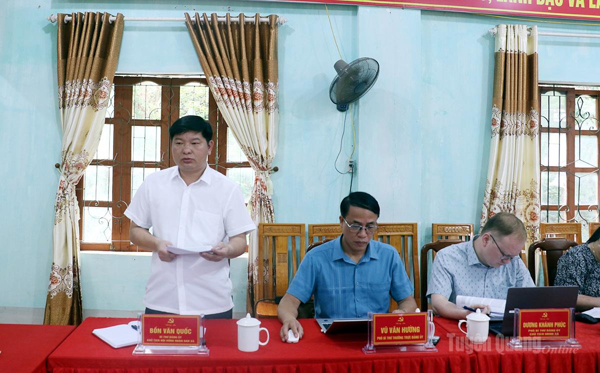 Lãnh đạo xã Giáp Trung báo cáo khái quát tình hình chung của địa phương.