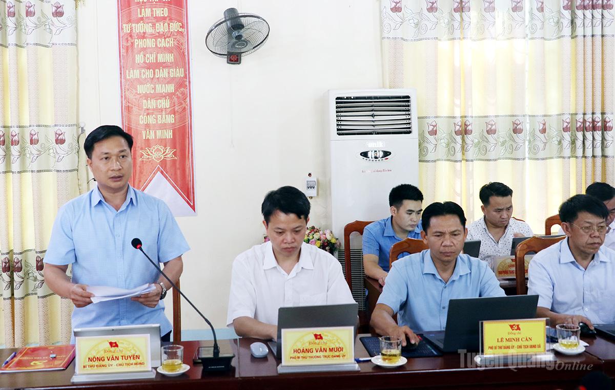 Bí thư Đảng uỷ, Chủ tịch HĐND xã Yên Cường Nông Văn Tuyến báo cáo công tác thực hiện nhiệm vụ chính trị của xã.