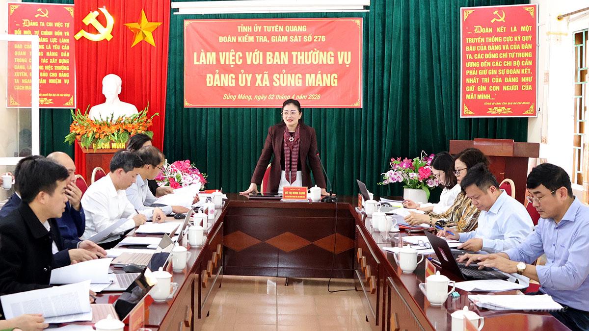 Đoàn công tác làm việc tại xã Sủng Máng.