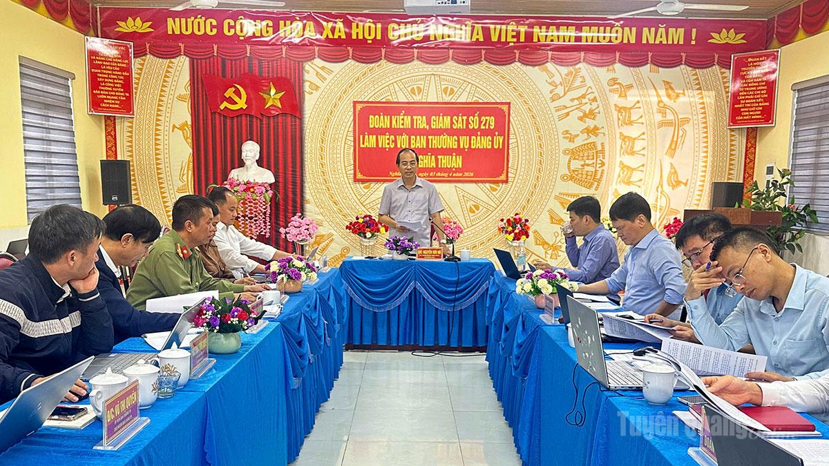 Đoàn công tác làm việc tại xã Nghĩa Thuận.