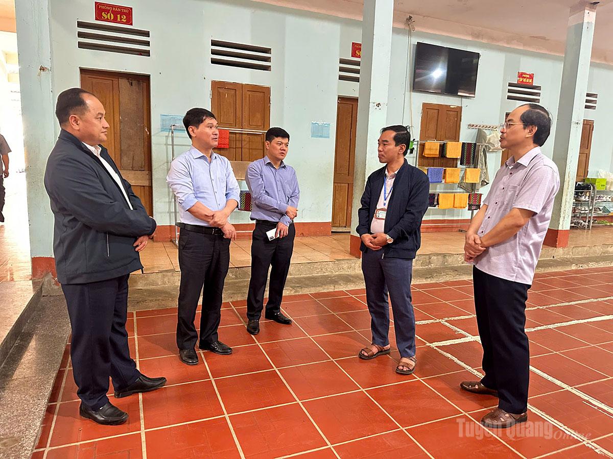 Đoàn kiểm tra, giám sát đã tiến hành kiểm tra thực tế tại trường PTDT bán trú THCS Nghĩa Thuận.