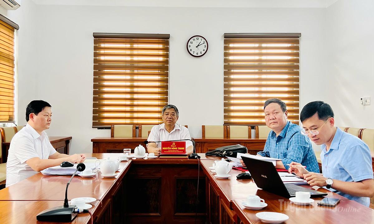 Đồng chí Nguyễn Hồng Trang, Ủy viên BTV Tỉnh ủy, Phó Bí thư Thường trực Đảng ủy các cơ quan Đảng chủ trì buổi làm việc trực tuyến thông qua dự thảo báo cáo giám sát đợt 1.