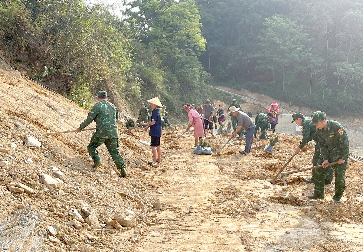 Cán bộ, chiến sĩ Đồn Biên phòng Cửa khẩu Xín Mần cùng Nhân dân trồng 1.000 cây sa mộc.