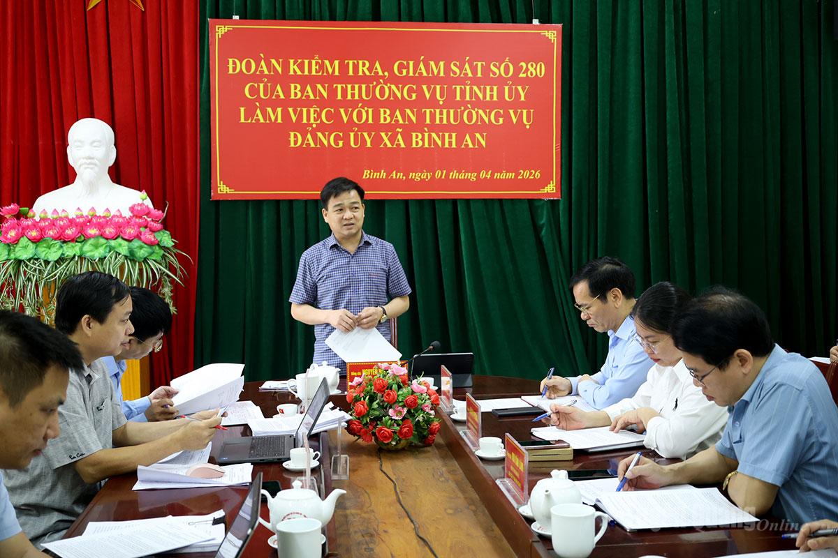 Đồng chí Nguyễn Hưng Vượng, Ủy viên BTV Tỉnh ủy, Chủ nhiệm Ủy ban Kiểm tra Tỉnh ủy phát biểu chỉ đạo tại hội nghị.