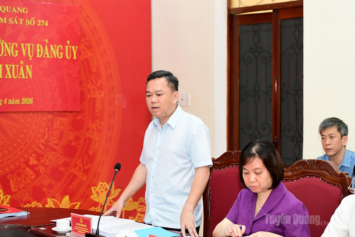 Lãnh đạo Đảng ủy phường Minh Xuân báo cáo kết quả thực hiện nhiệm vụ với đoàn kiểm tra, giám sát.