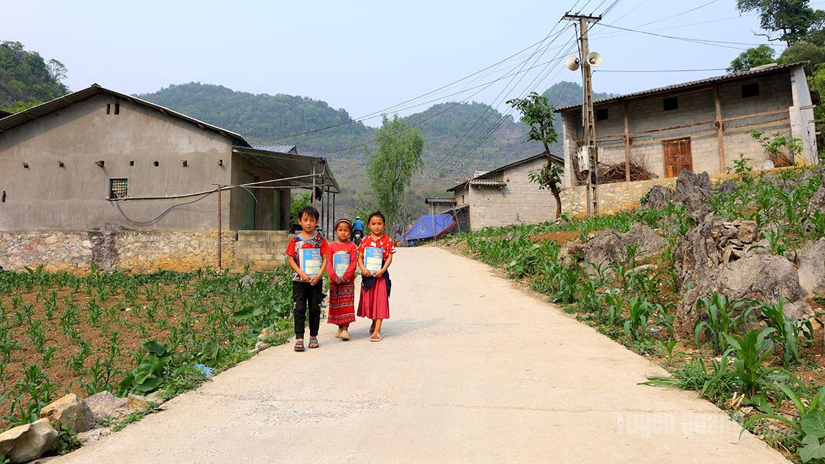Đường vào Hồng Ngài A nay đã được trải bê tông phẳng lỳ, giúp trẻ em đi học thuận lợi.