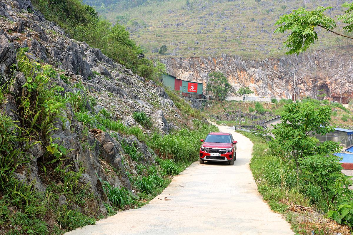 Đường giao thông nông thôn xã Thắng Mố được đầu tư ô tô đi vào tận thôn, bản.