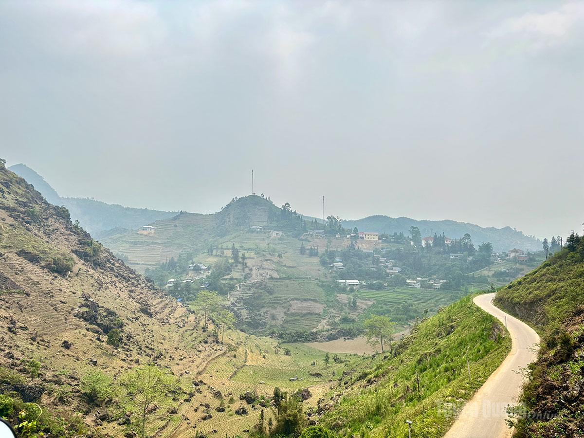 Tuyến đường bê tông mới tại xã Thắng Mố, góp phần quan trọng trong việc thay đổi diện mạo nông thôn.