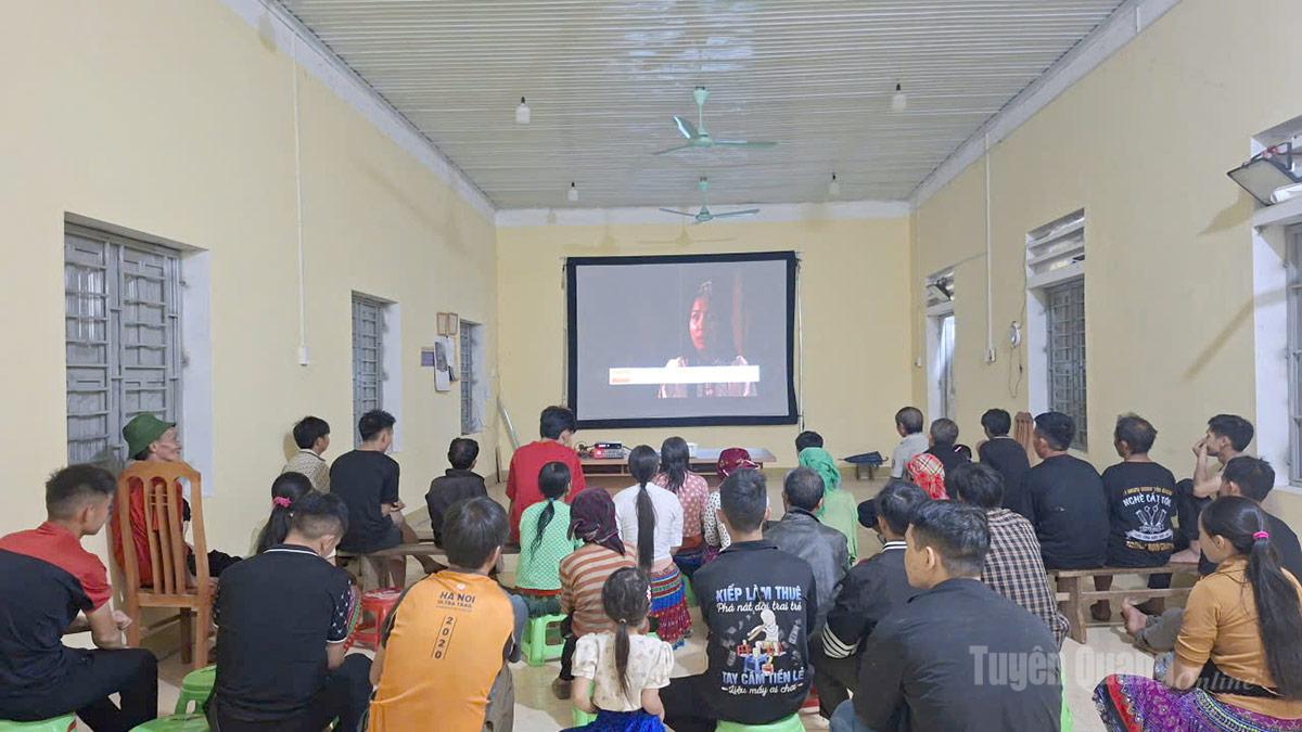 Bà con nhân dân thôn Dì Chủa Phàng, xã Mèo Vạc xem buổi chiếu phim lưu động.