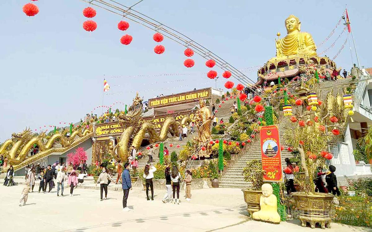 Du khách đến tham quan, lễ Phật tại Thiền viện Trúc lâm chính pháp Tuyên Quang.