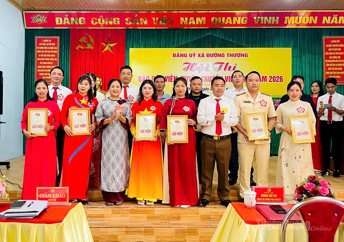 Lãnh đạo Đảng ủy xã Đường Thượng trao cờ lưu niệm cho các thí sinh tham gia hội thi.