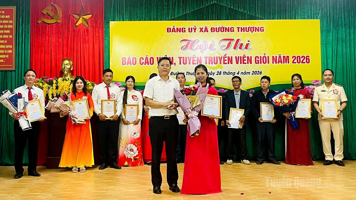 Lãnh đạo Đảng ủy xã Đường Thượng trao giải Nhất cho thí sinh.