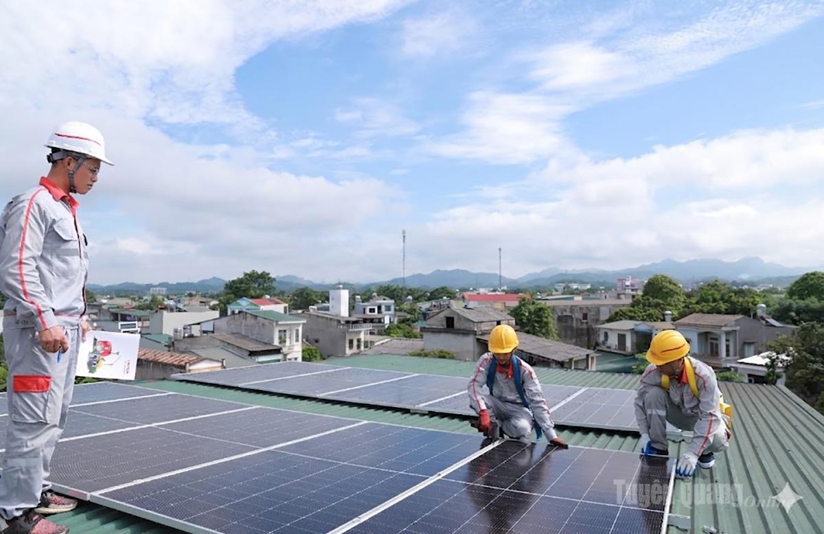 Kỹ thuật viên Viettel Construction Tuyên Quang lắp đặt tấm pin năng lượng mặt trời áp mái cho khách hàng tại phường Minh Xuân.