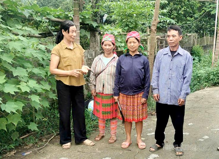 Bà Nguyễn Thị Thủy vận động Nhân dân xây dựng đời sống văn hóa mới.