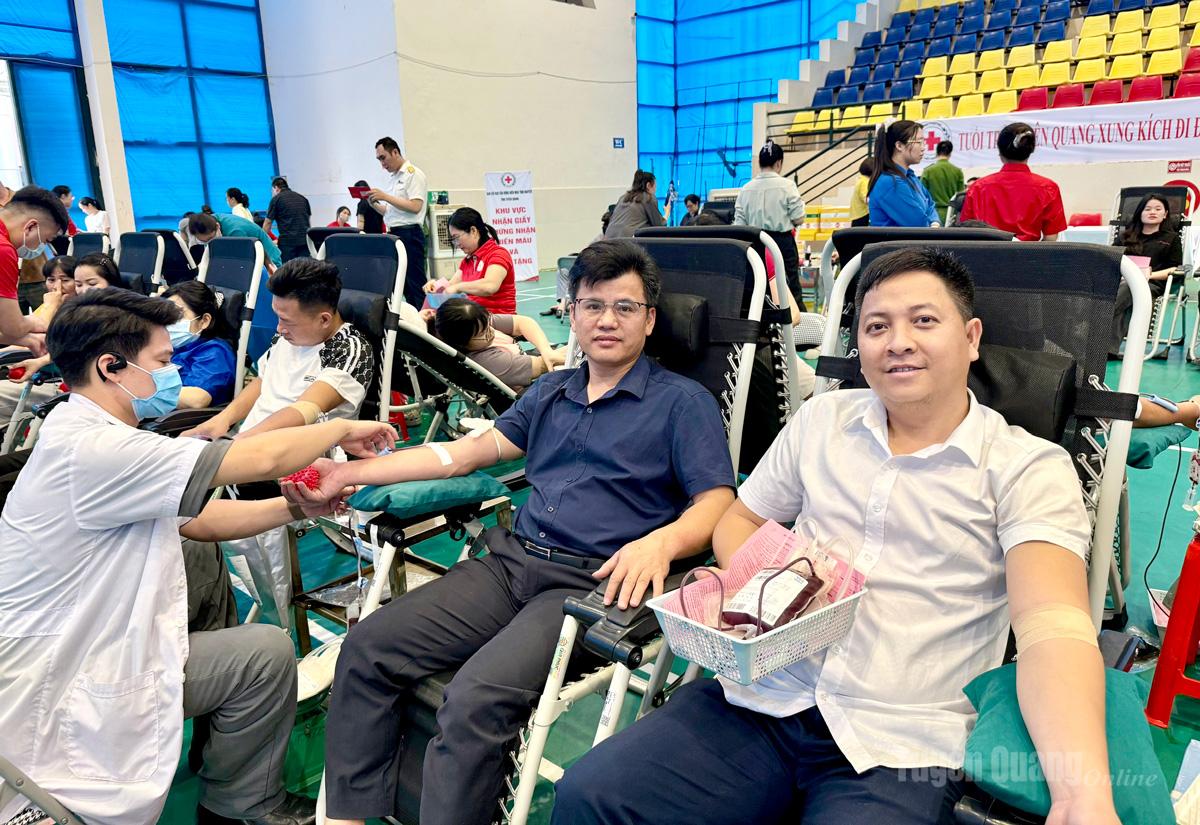 Đông đảo cán bộ, nhân viên các cơ quan tham gia hiến máu tại chương trình.