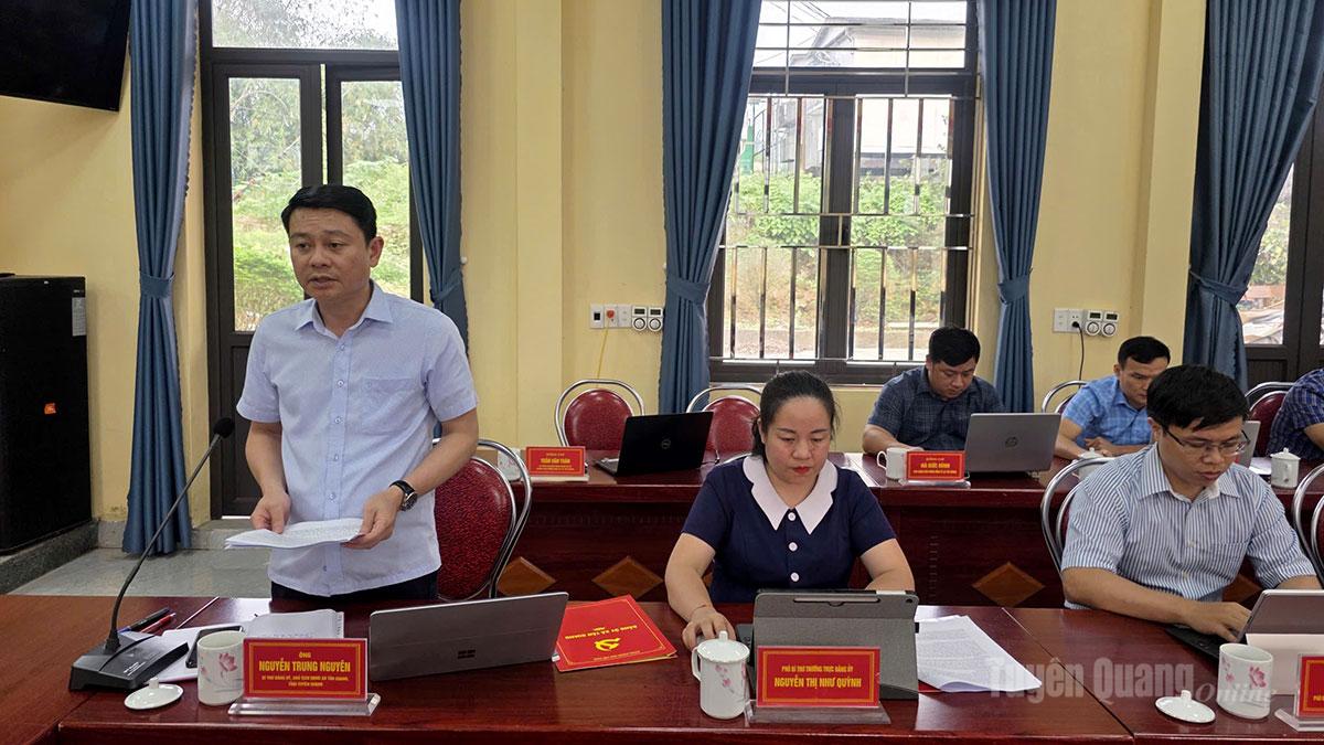 Lãnh đạo xã Tân Quang báo cáo tại buổi làm việc.