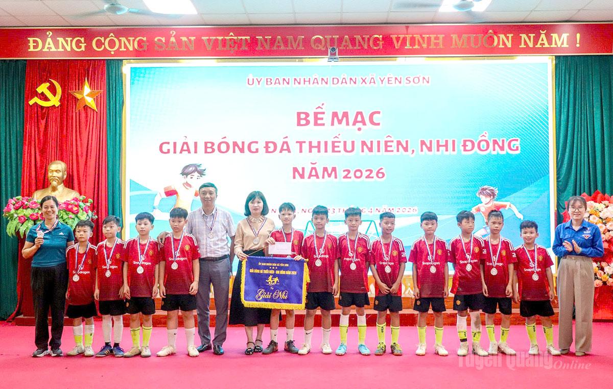 Ban Tổ chức trao giải Nhất cho Trường Tiểu học Thắng Quân.